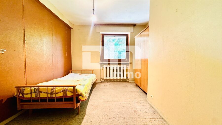 Solides Einfamilienhaus mit großzügigem Flächenangebot auf weitläufigem Traumgrundstück - Souterrain Schlafzimmer / Kind / Gäste
